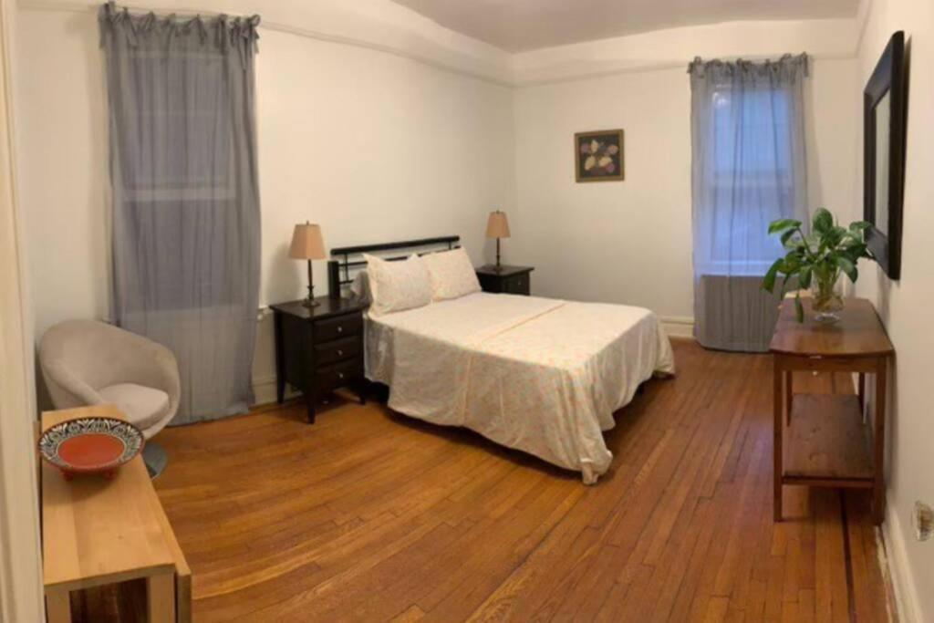 Cozy 2 Bedroom Apartment In Queens Ню Йорк Екстериор снимка