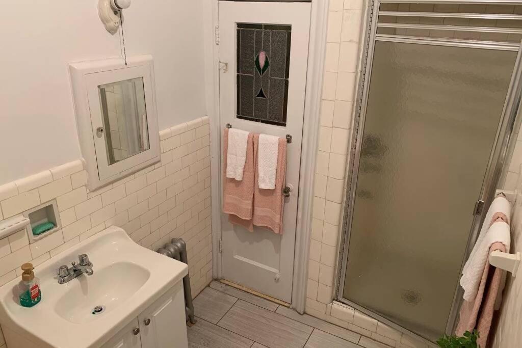 Cozy 2 Bedroom Apartment In Queens Ню Йорк Екстериор снимка